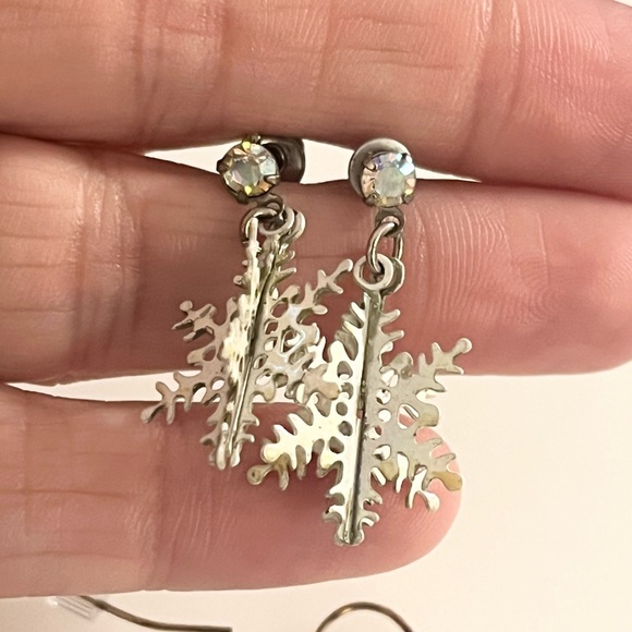 Lot 3 Vintage Christmas Earrings Snowflakes Gold Tone Silver Tone Blue Beaded - Picture 9 of 16